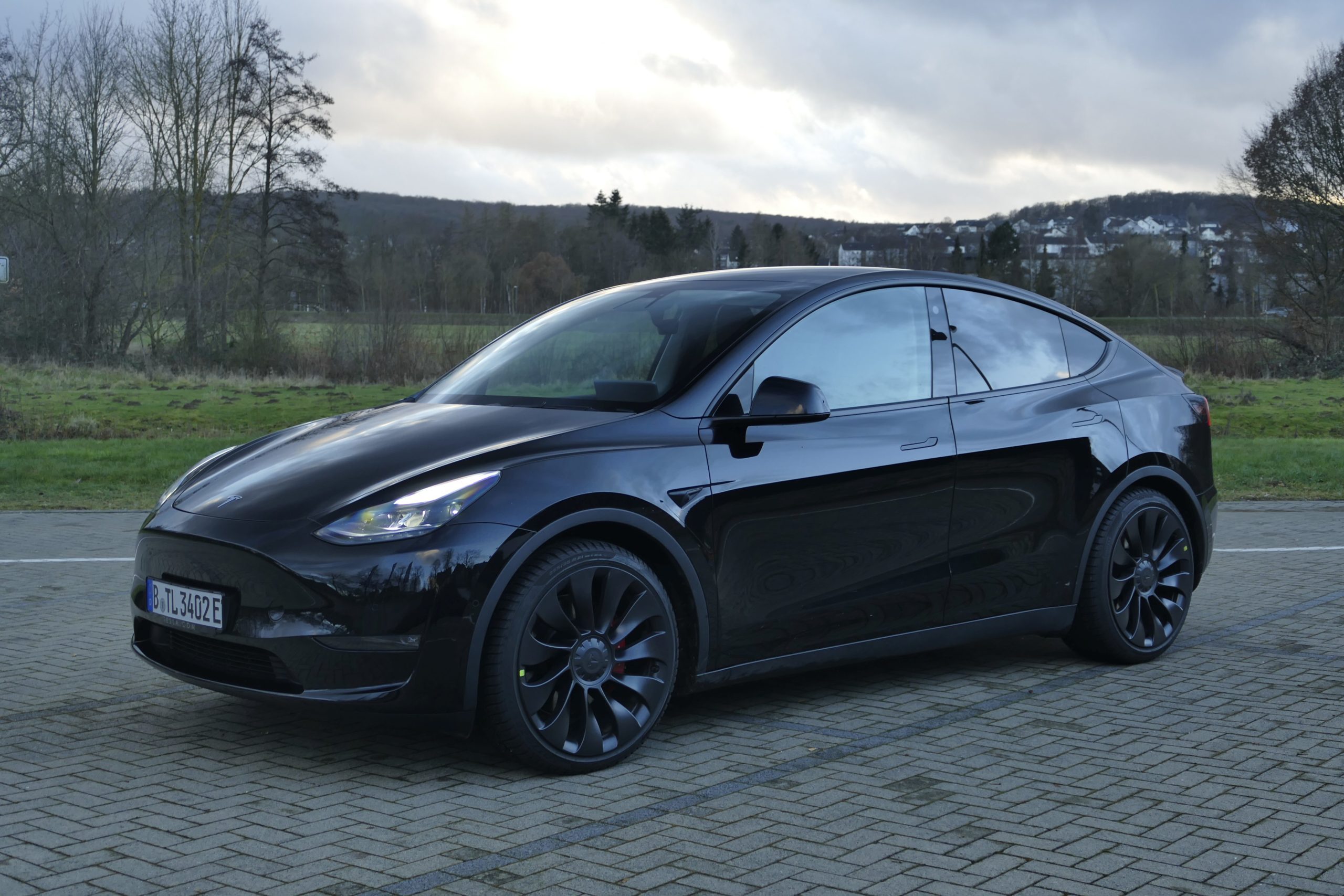 Tesla Model Y Performance - Schwarz 2023 - Electric Runner