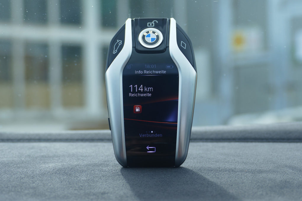 BMW M8 Competition Display Key Tankanzeige